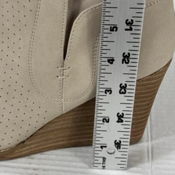 NWT DV by Dolce Vita Gerdy Wedge Bootie Boot Beige
Women's Various Sizes 3” - Picture 6 of 6